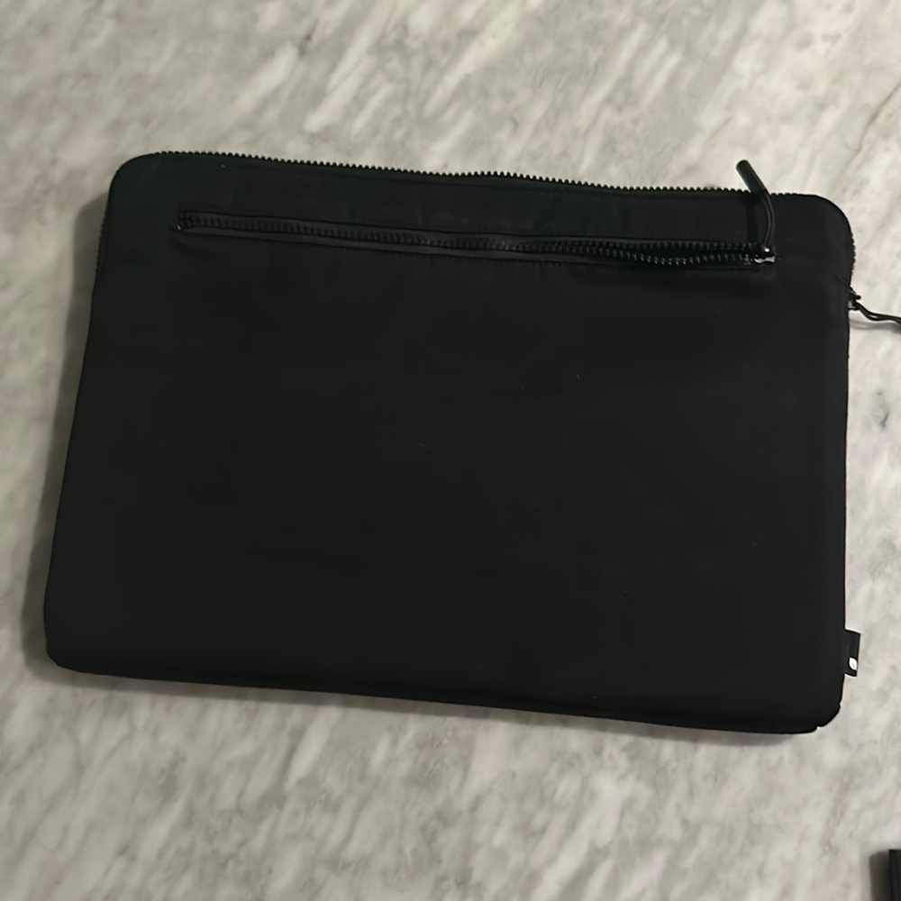 Incase black zip laptop case 16 inch